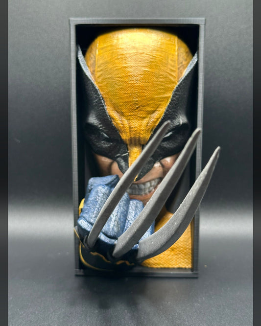 Fermalibro 3D Wolverine dipinto a mano tra libri su una mensola