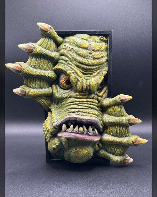 Fermalibro 3D Gill-man dipinto a mano, creatura anfibia verde in rilievo