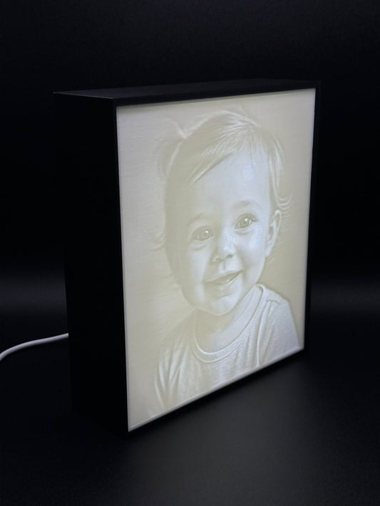 Lampada personalizzata con foto di un bambino accesa, luce calda per la cameretta