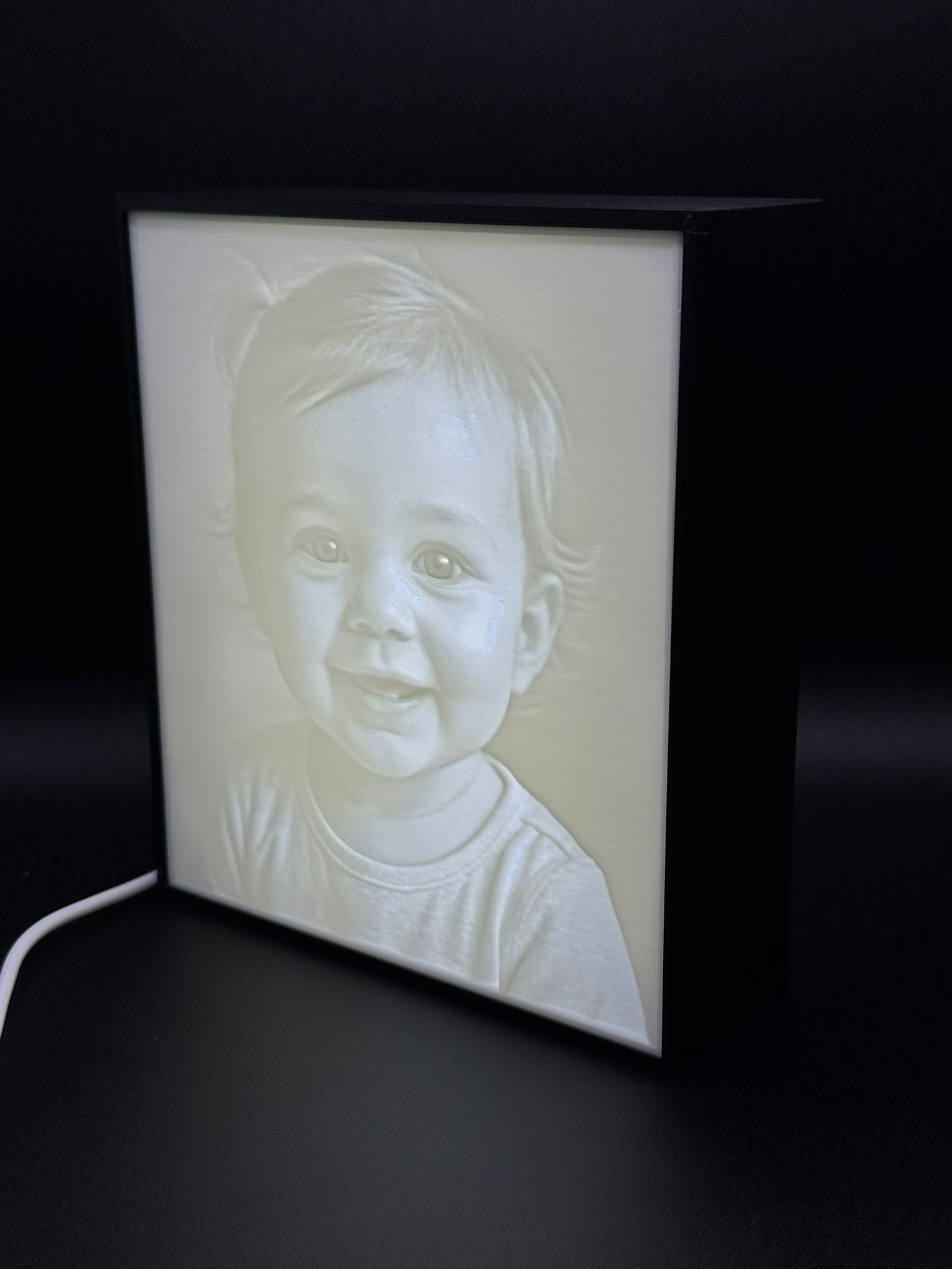 Lampada con foto di bambino accesa vista di lato, litofania 3D stampata in Italia