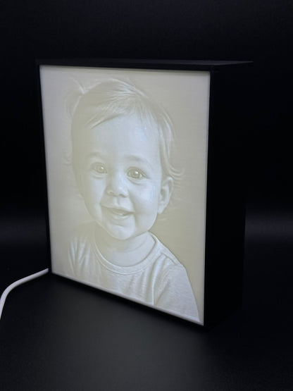 Lampada con foto di bambino accesa vista di lato, litofania 3D stampata in Italia