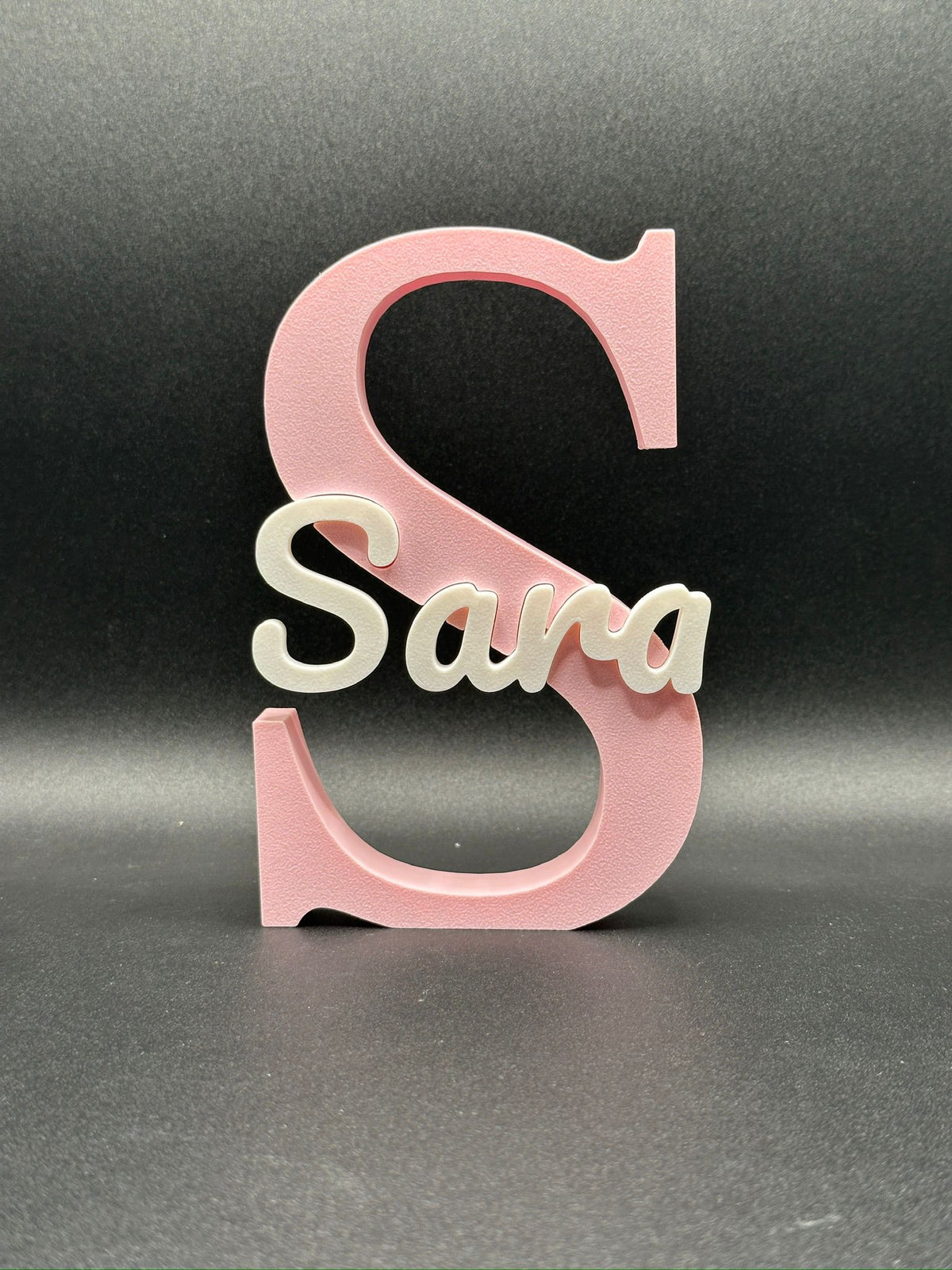 Lettera 3D S rosa con il nome Sara in corsivo, altezza 16 cm