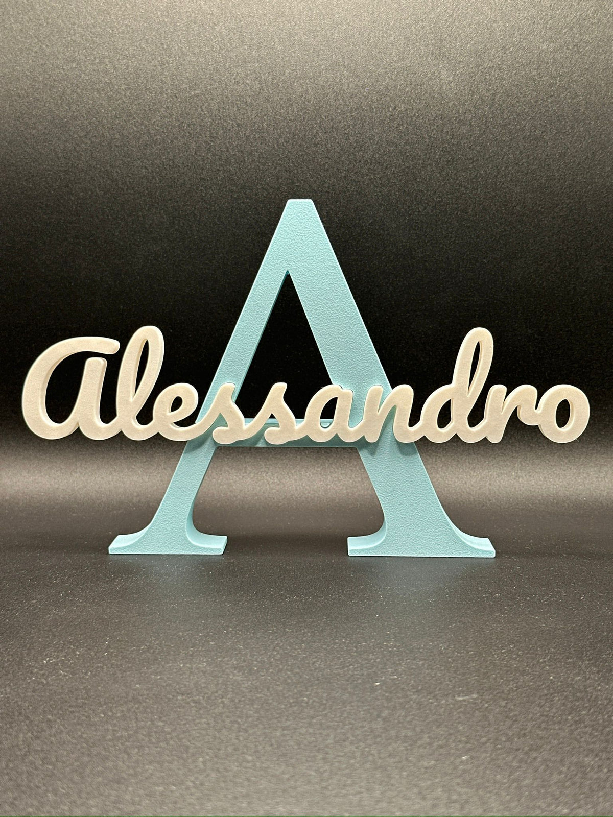 Lettera 3D A azzurra con il nome Alessandro in corsivo