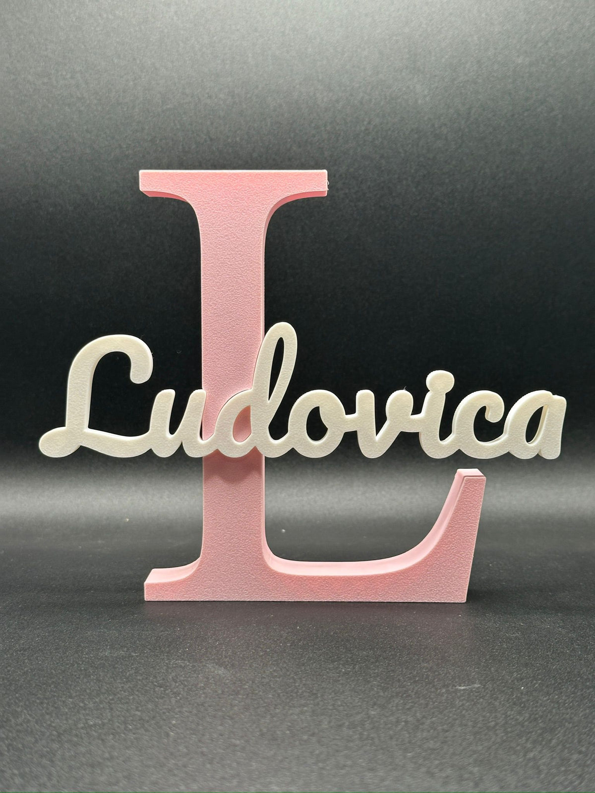 Lettera 3D L rosa con il nome Ludovica in corsivo