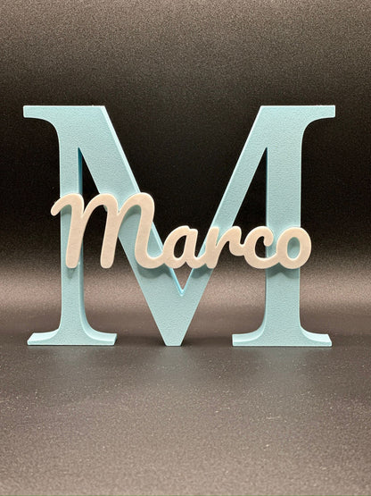 Lettera 3D M azzurra con il nome Marco in corsivo