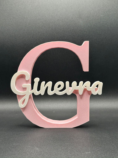 Lettera 3D G rosa con il nome Ginevra in corsivo