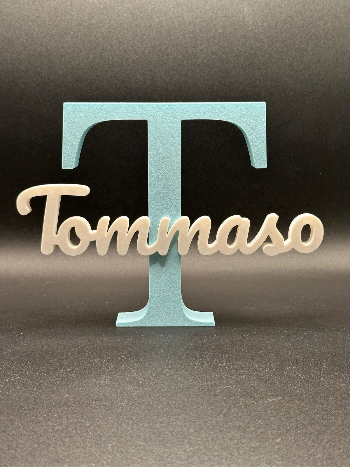 Lettera 3D T azzurra con il nome Tommaso in corsivo