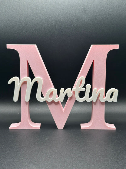 Lettera 3D M rosa con il nome Martina in corsivo