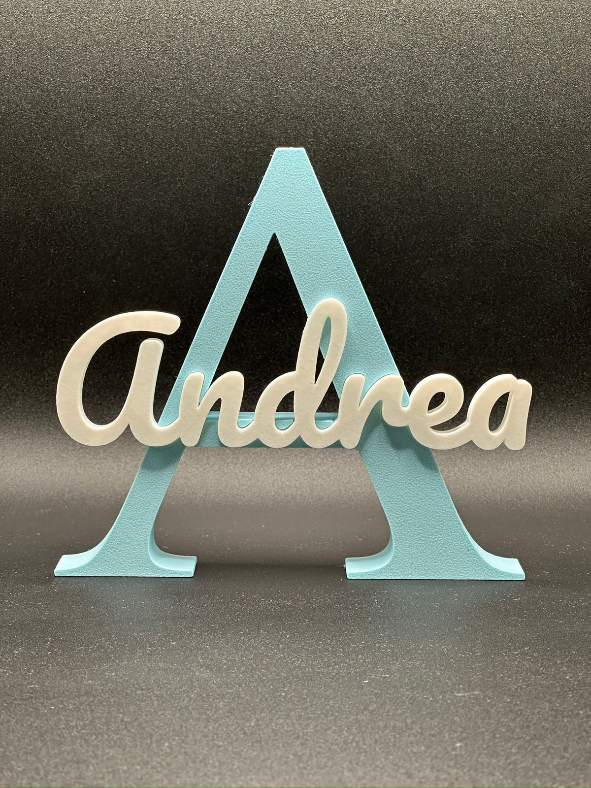Lettera 3D A azzurra con il nome Andrea in corsivo