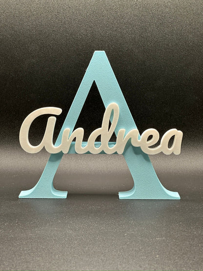 Lettera 3D A azzurra con il nome Andrea in corsivo