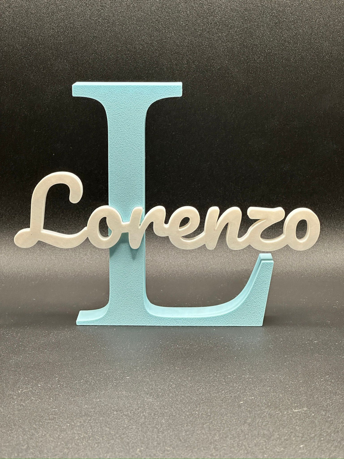 Lettera 3D L azzurra con il nome Lorenzo in corsivo