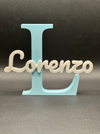 Lettera 3D L azzurra con il nome Lorenzo in corsivo