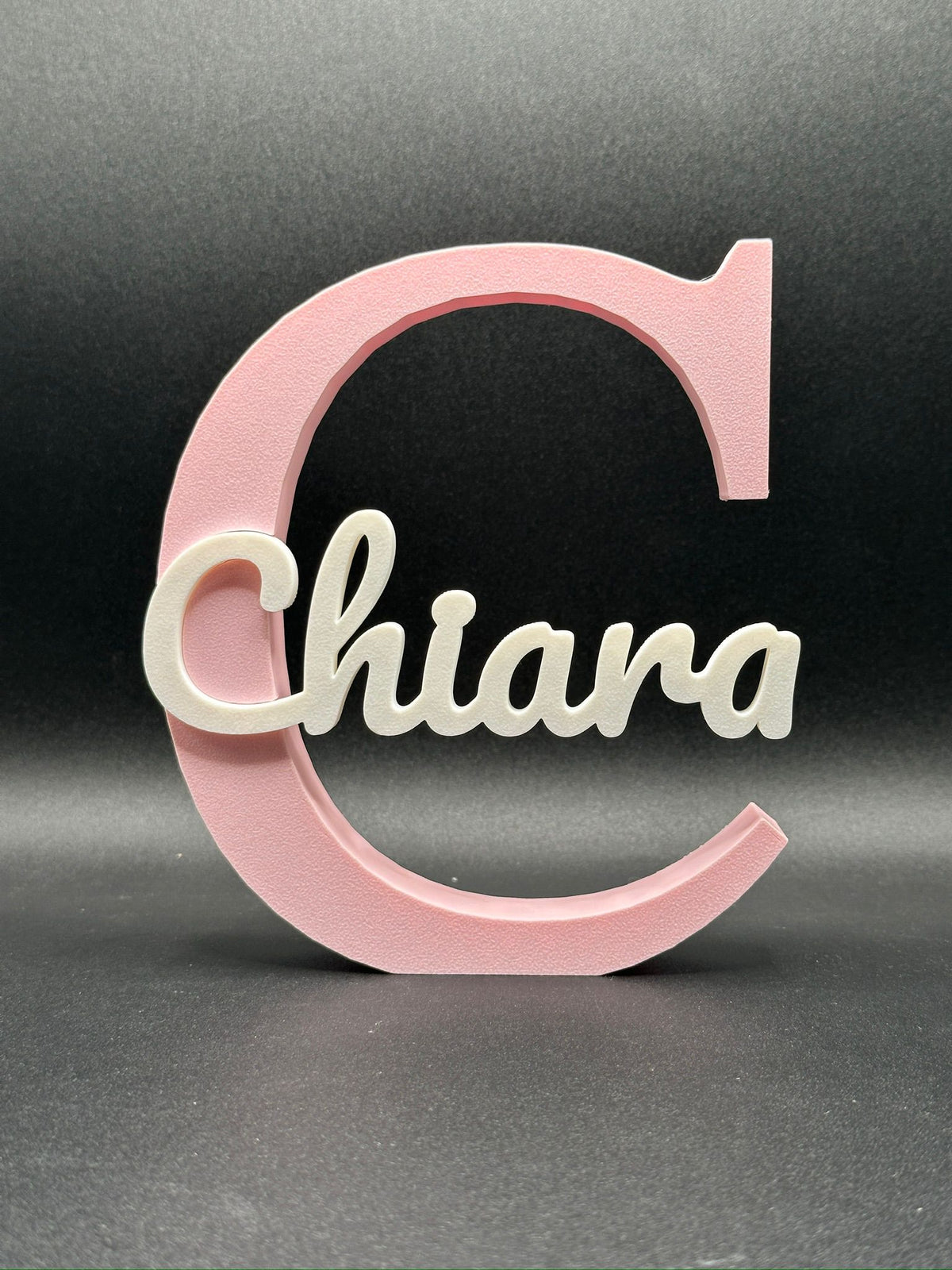 Lettera 3D C rosa con il nome Chiara in corsivo