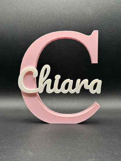 Lettera 3D C rosa con il nome Chiara in corsivo