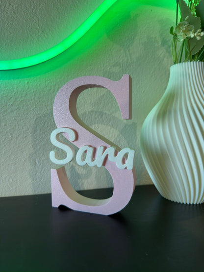 Lettera 3D rosa con nome, illuminata da una striscia LED colorata