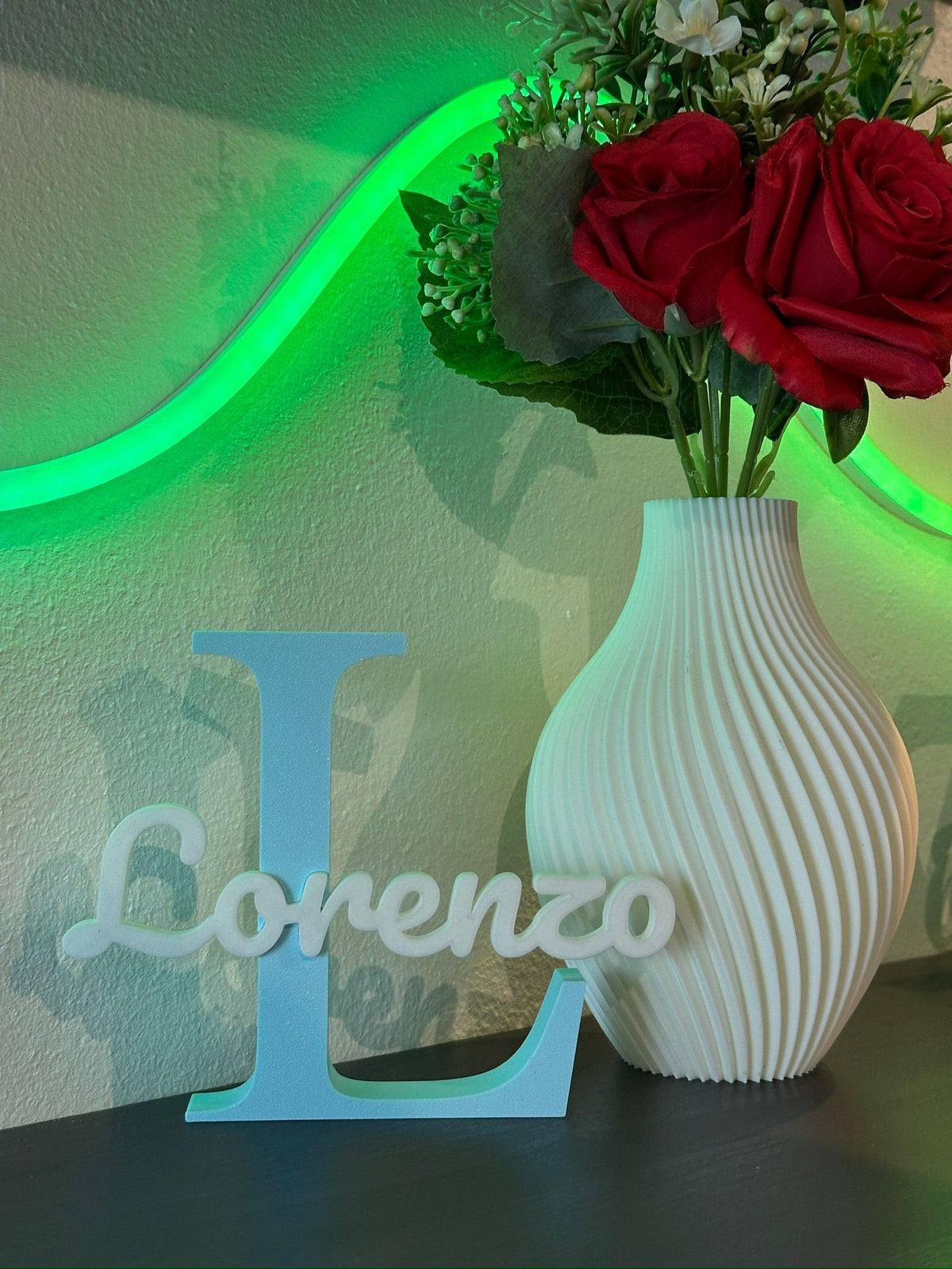 Lettera 3D azzurra con nome, illuminata da una striscia LED colorata