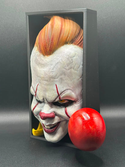 Fermalibro Pennywise visto di lato, dettaglio del ciuffo arancione