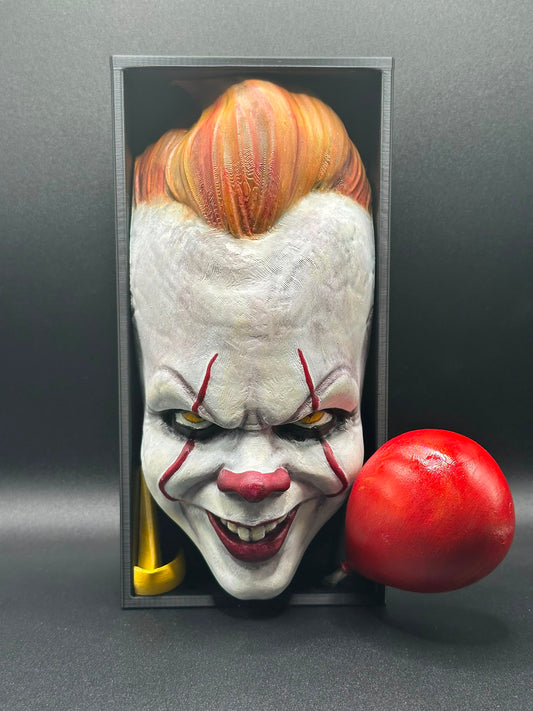 Fermalibro Pennywise di tre quarti, sorriso e trucco dipinti a mano