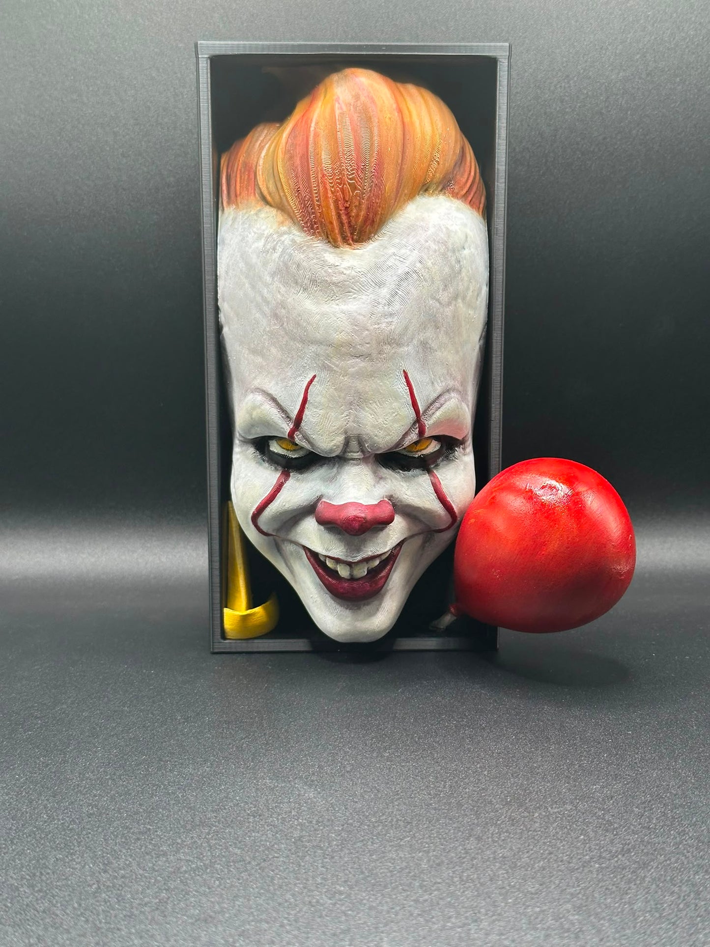 Fermalibro Pennywise con palloncino rosso accanto al blocco portalibri