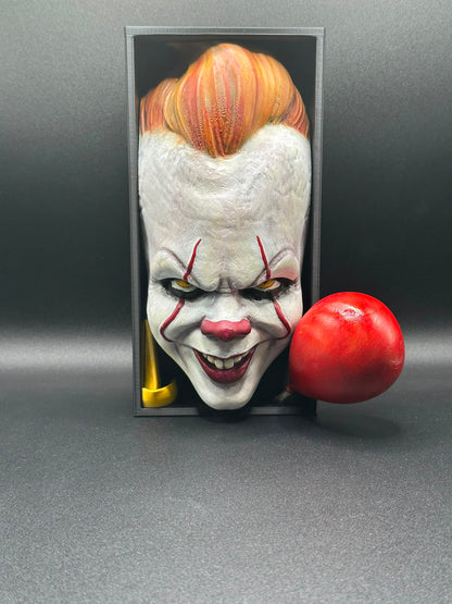 Fermalibro Pennywise con palloncino rosso accanto al blocco portalibri