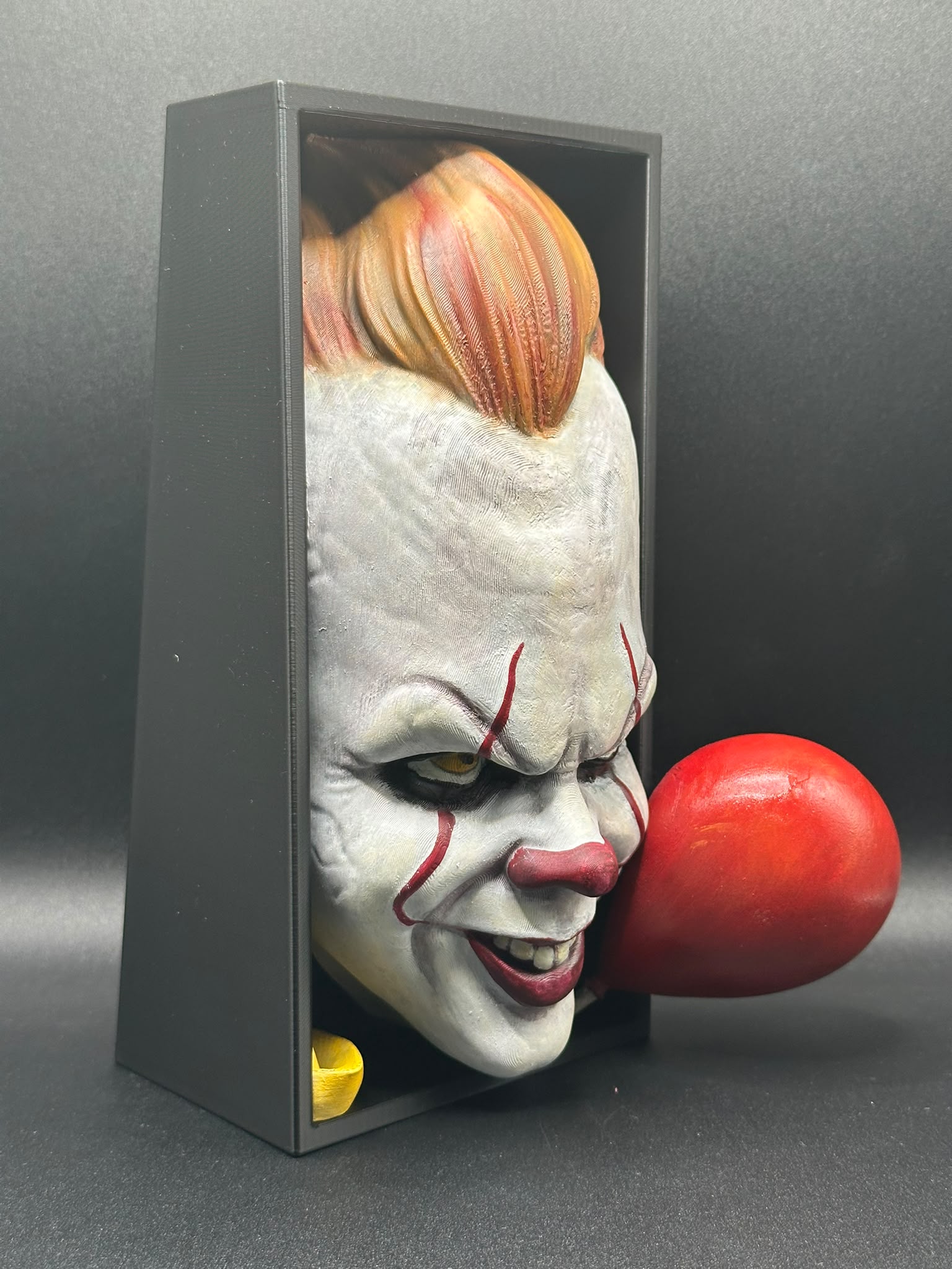 Fermalibro Pennywise, primo piano del volto stampato in 3D
