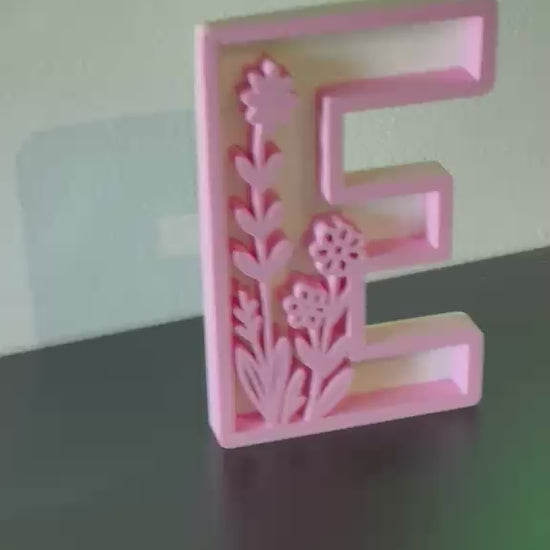 Lettera 3D floreale rosa - video rotazione - Livoncraft3D