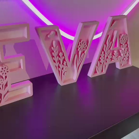 Nome 3D floreale rosa composto - video - Livoncraft3D