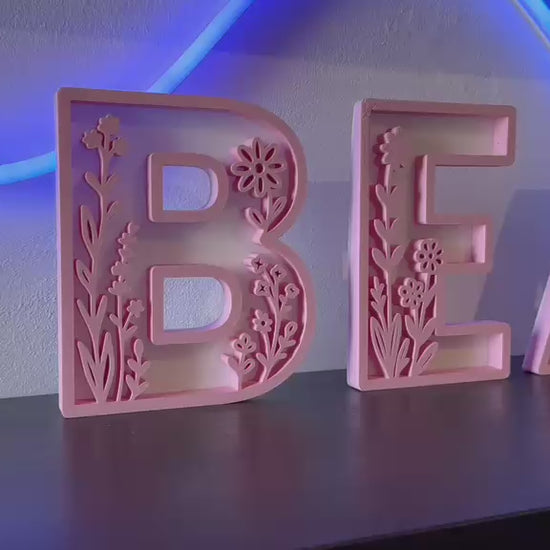 Nome 3D floreale rosa composto - video - Livoncraft3D