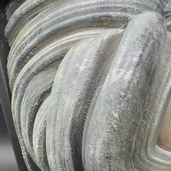 Fermalibro Alicia ripreso a 360 gradi, capelli argentati dipinti a mano