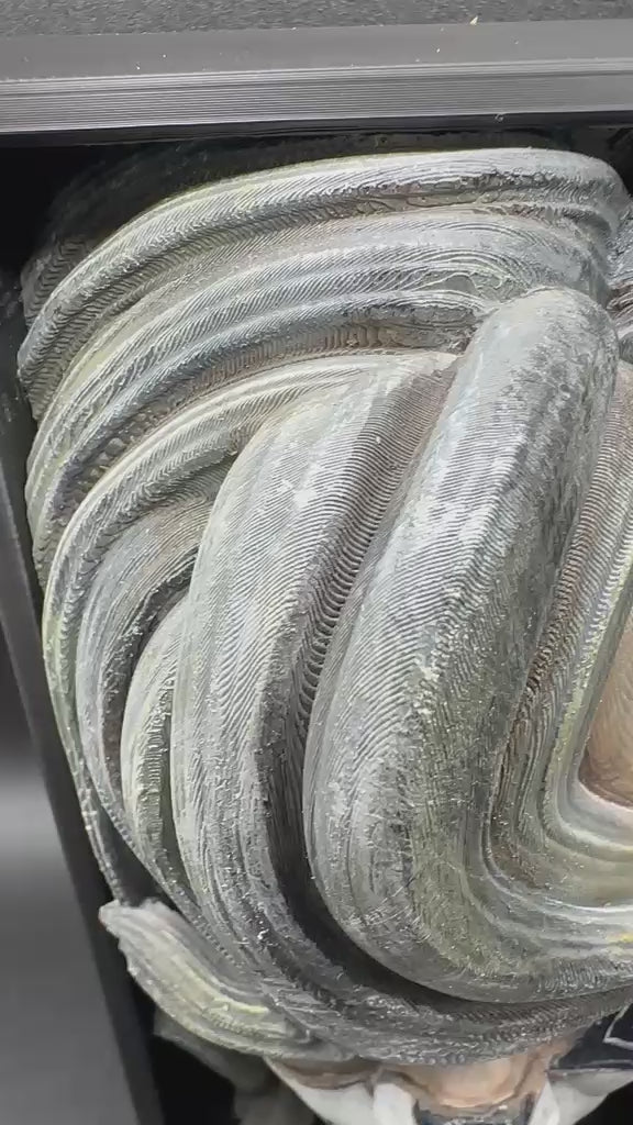 Fermalibro Alicia ripreso a 360 gradi, capelli argentati dipinti a mano