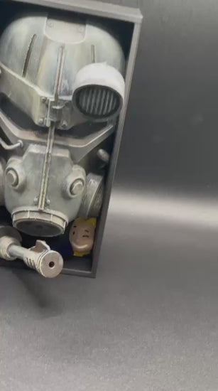 Fermalibro Power Armor, dettaglio della mascotte accanto alla corazza