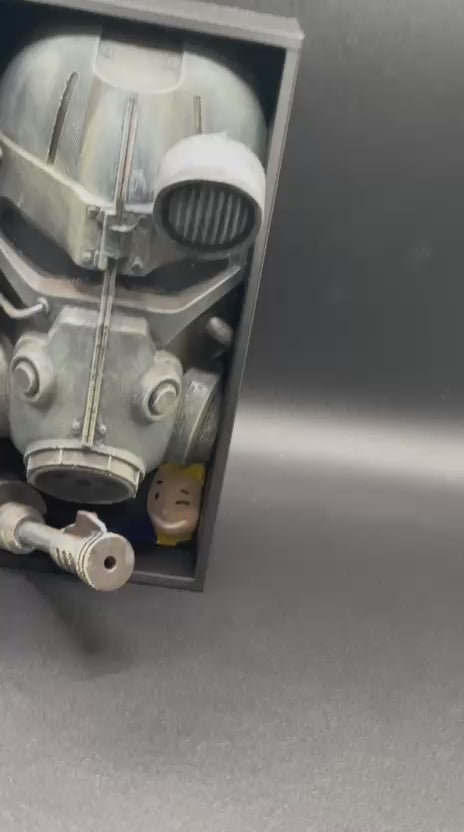 Fermalibro Power Armor, dettaglio della mascotte accanto alla corazza