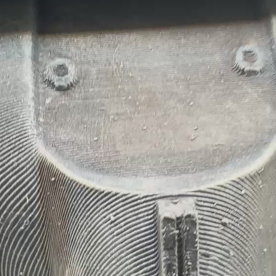 Fermalibro Power Armor ripreso a 360 gradi, metallo invecchiato a mano