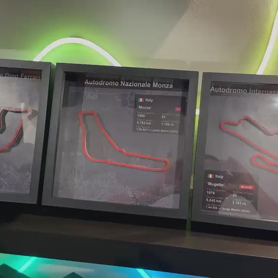 Collezione di quadri circuiti 3D esposti su una mensola con luci al neon