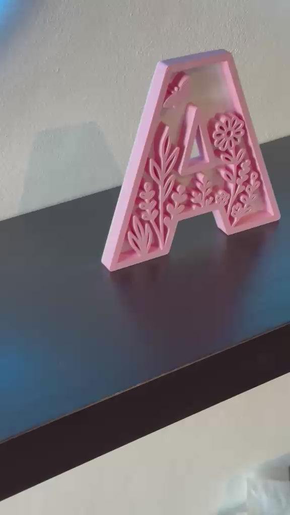 Lettera 3D floreale rosa - video rotazione - Livoncraft3D