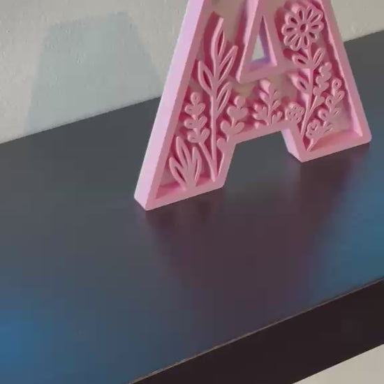 Lettera 3D floreale rosa - video rotazione - Livoncraft3D