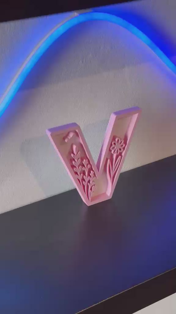 Lettera 3D floreale rosa - video rotazione - Livoncraft3D