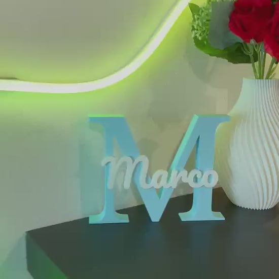 Lettera 3D azzurra con nome personalizzato, vista a 360 gradi con luce LED