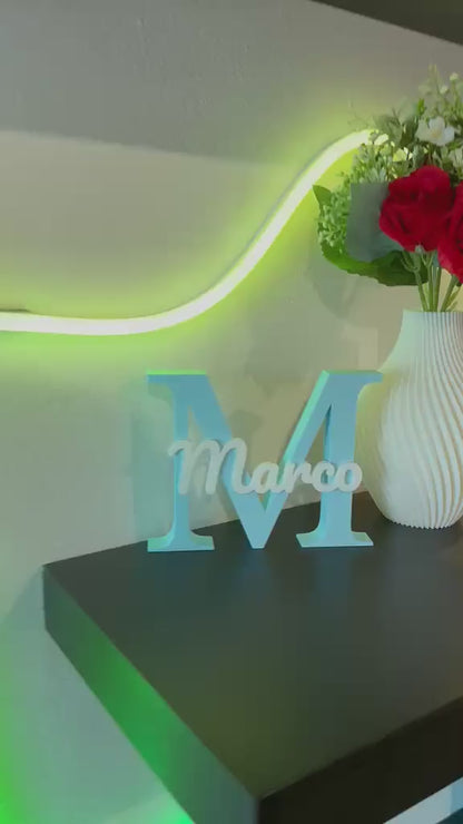 Lettera 3D azzurra con nome personalizzato, vista a 360 gradi con luce LED