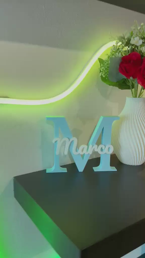 Lettera 3D azzurra con nome personalizzato, vista a 360 gradi con luce LED