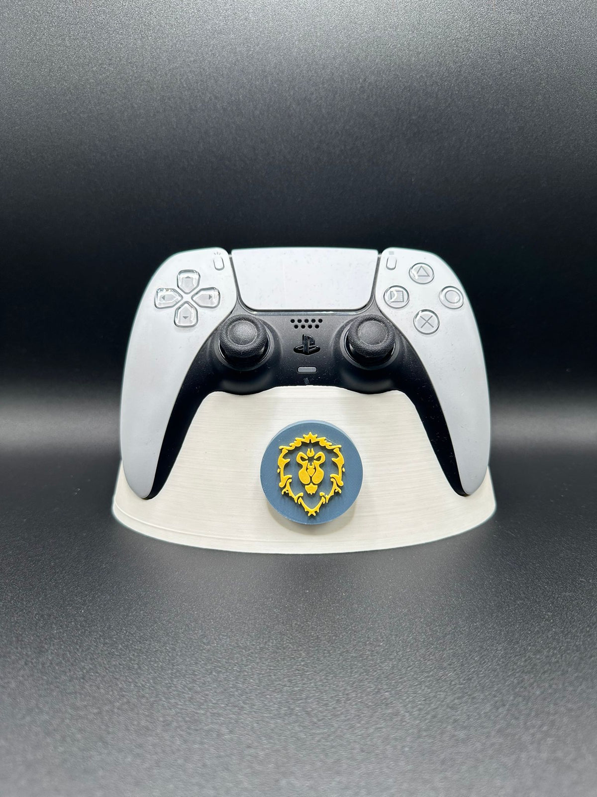 Supporto joystick PS5 con stemma Alliance, vista frontale