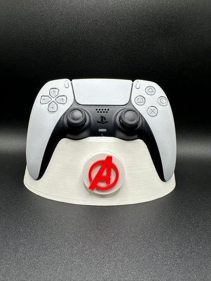 Supporto joystick PS5 con badge Avengers, base bianca