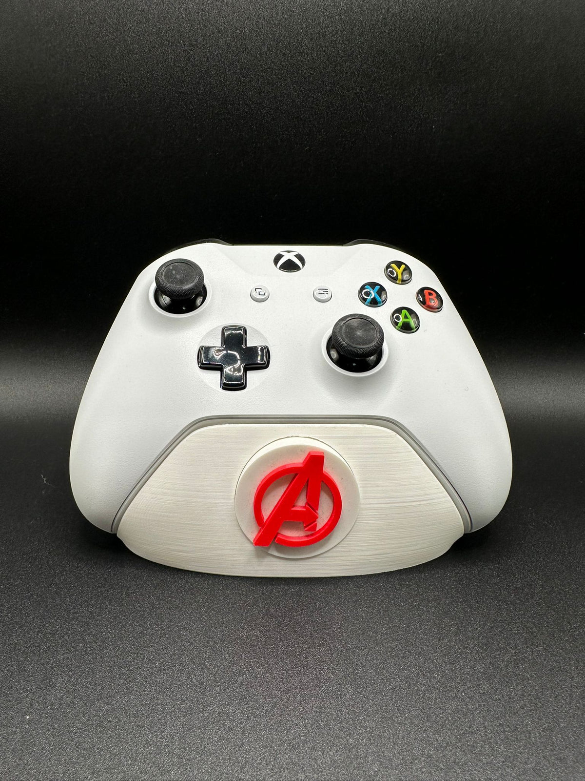 Supporto joystick Xbox con badge Avengers, base bianca