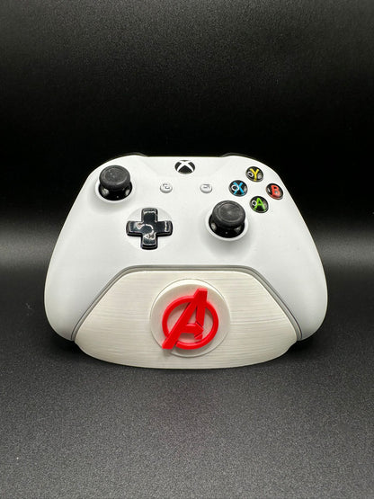 Supporto joystick Xbox con badge Avengers, base bianca