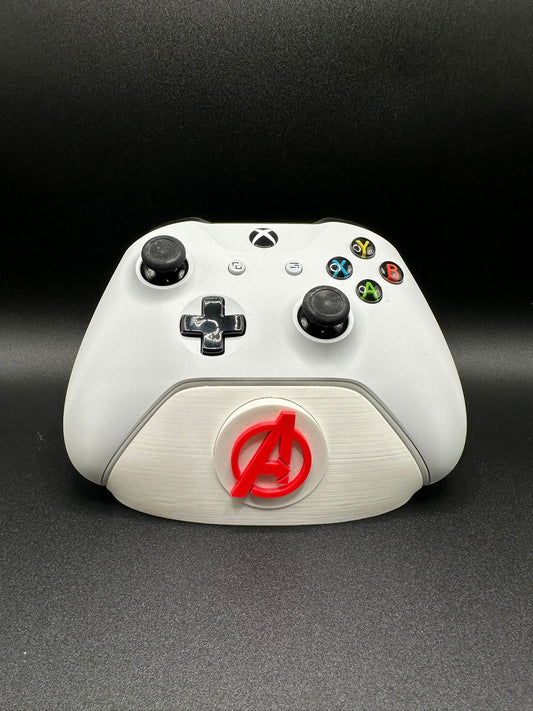 Supporto joystick Xbox con badge Avengers, base bianca