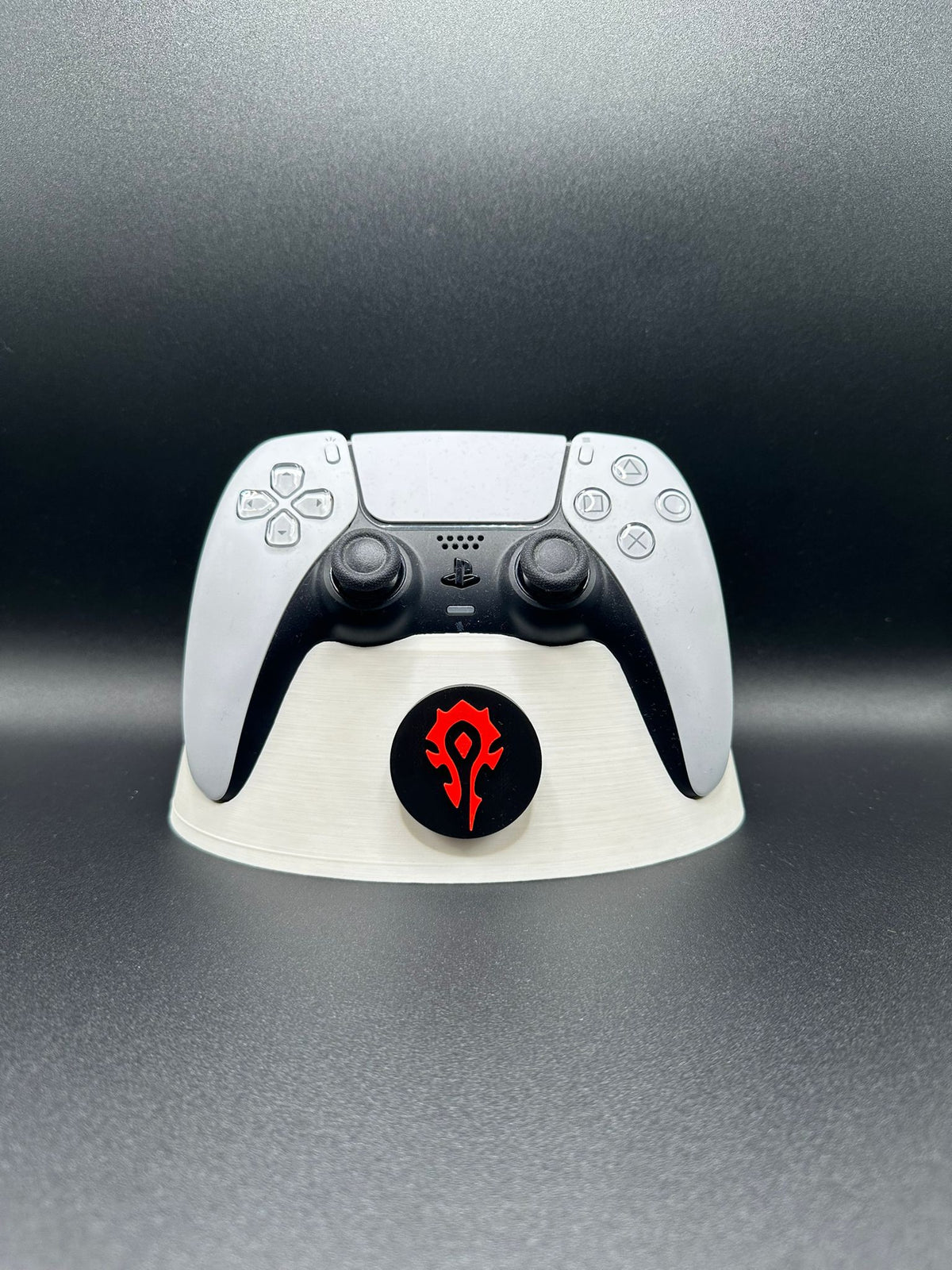 Supporto joystick PS5 con stemma Horde, base bianca