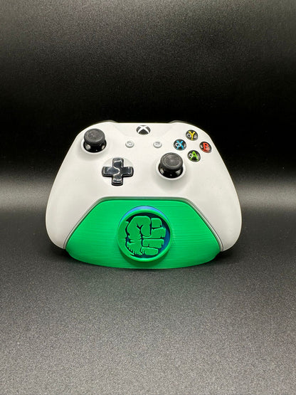 Supporto joystick Xbox con badge Hulk, base verde