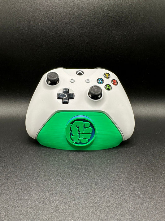 Supporto joystick Xbox con badge Hulk, base verde