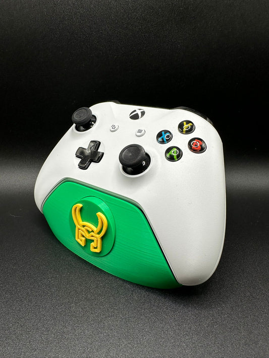 Supporto joystick Xbox con badge elmo di Loki, base verde