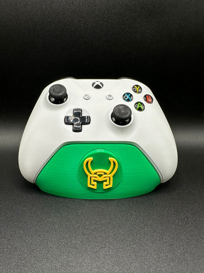 Supporto joystick Xbox con badge Loki, vista frontale